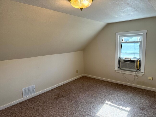 Building Photo - 3 bedroom Kenosha cape cod