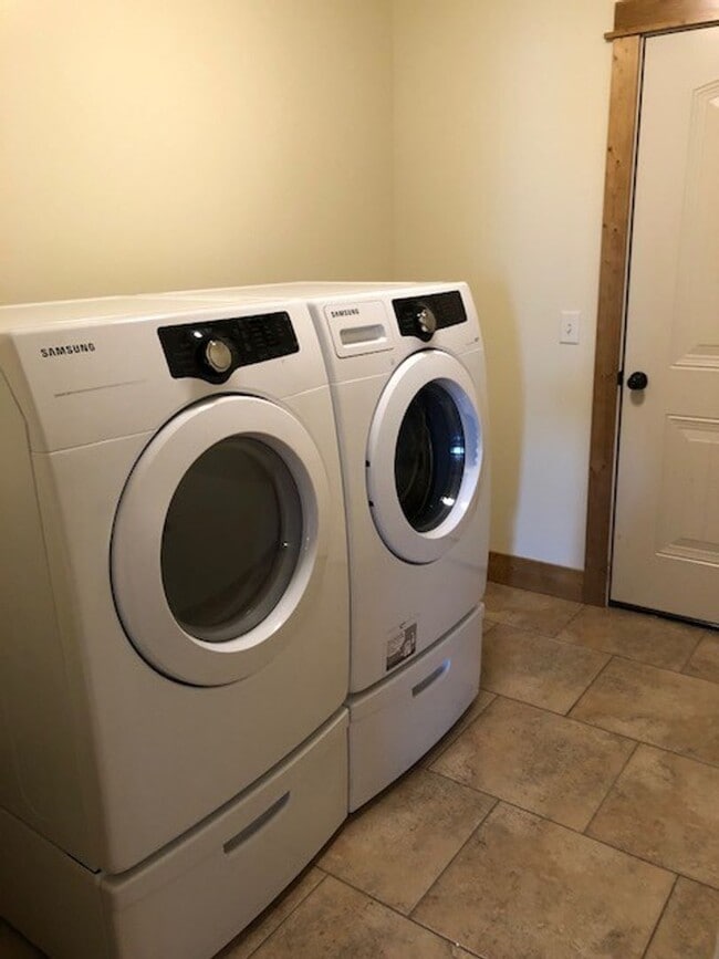 Building Photo - Comfortable Living in the Heart of Valley ...
