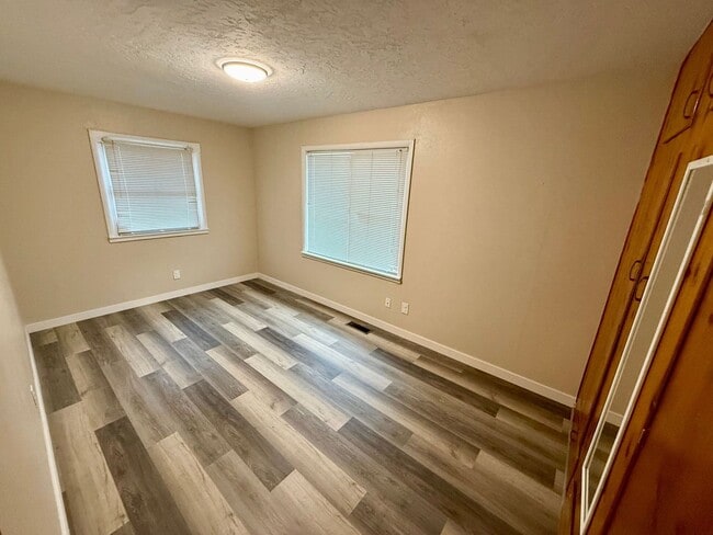 Building Photo - Orchards Home with a View