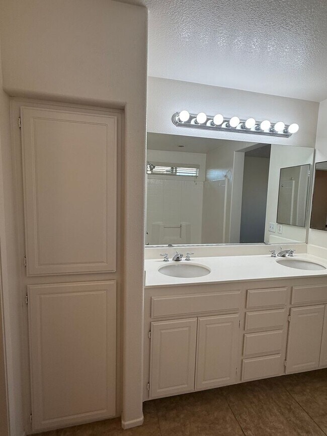 Building Photo - Brentwood Community- Centrally Located- 3 ...