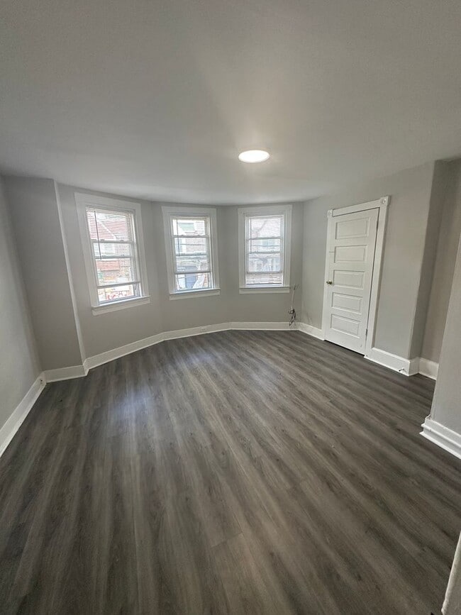 Building Photo - 3 Bed, 1 Bath Townhome