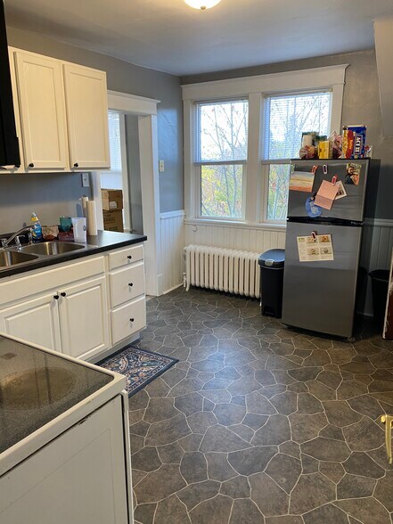 Building Photo - 15 E 10th St