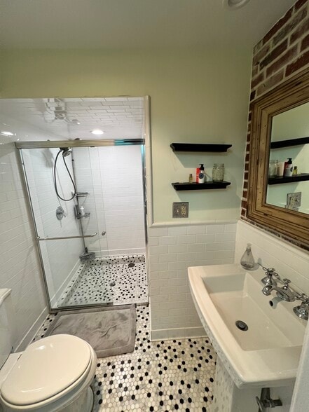 Building Photo - 646 W Bittersweet Pl