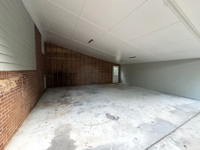 Building Photo - 108 White St