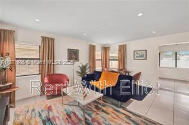 Building Photo - 610 NE 2nd St