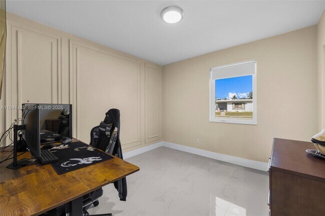 Building Photo - 10750 SW 43rd Ln