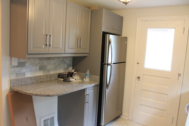 Building Photo - 272 Barclay Ave