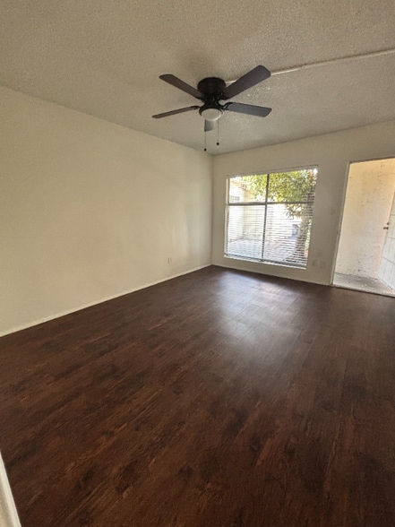 Building Photo - 950 S Gilbuck Dr