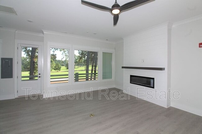 Building Photo - 209 Fairway Dr