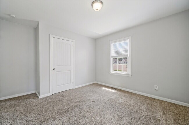 Building Photo - Modern 2 bed 1 bath home with fenced yard in Hampton