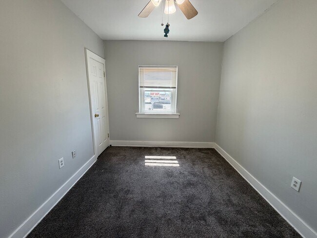 Building Photo - Spacious 1-Bedroom with Flexible Bonus Space Near Downtown Akron