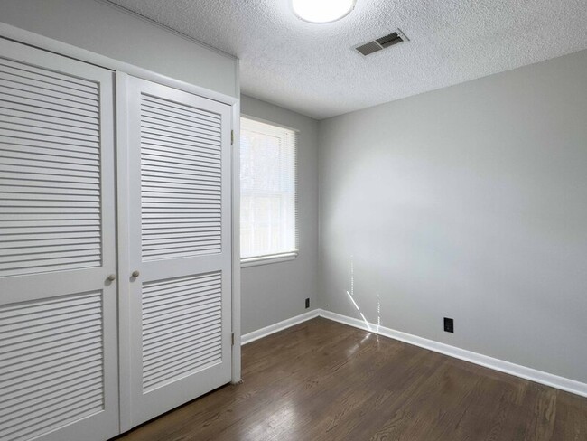 Building Photo - 328 Dunbar Cave Rd