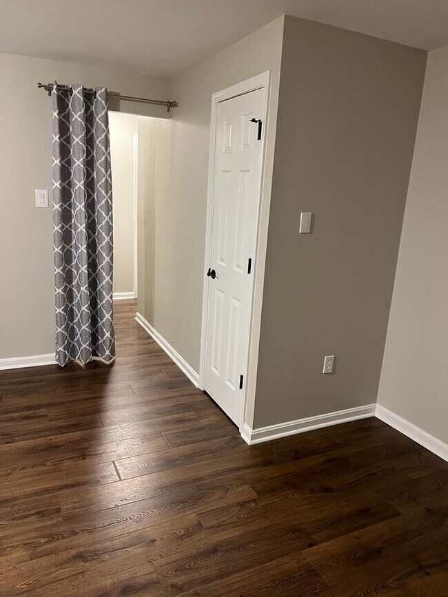 Building Photo - Spacious Newly Renovated Basement with Pri...