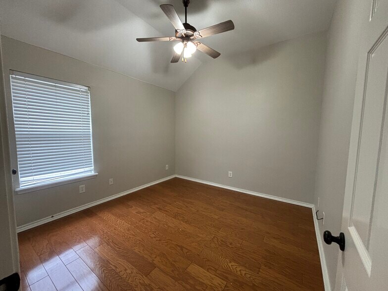 Building Photo - 1806 Sand Stone Dr