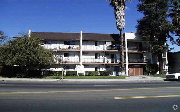Building Photo - Saticoy Villa Grande