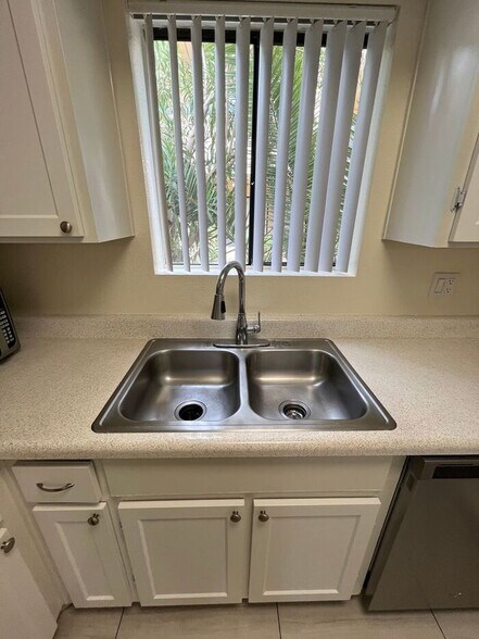 Building Photo - 1201 S McClintock Dr