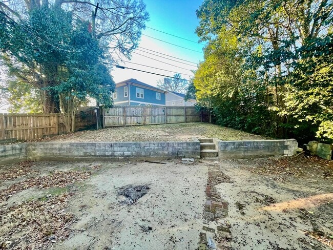 Building Photo - This 3 bedroom 1 bath home is located off Freedom Dr