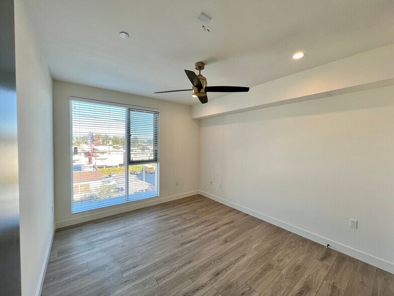 Building Photo - 3355 Overland Ave