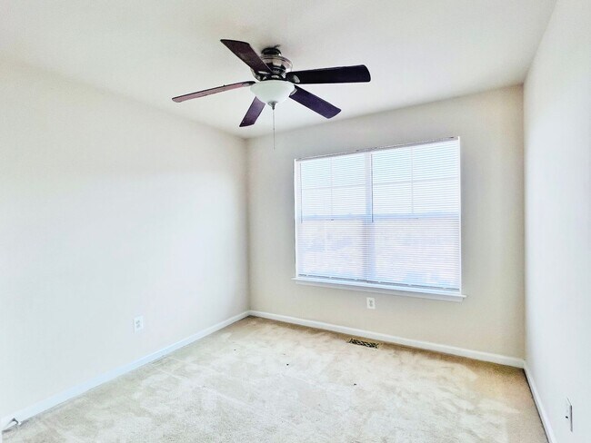 Building Photo - STAFFORD - 3 BEDROOM TOWNHOUSE - WOODSTREAM