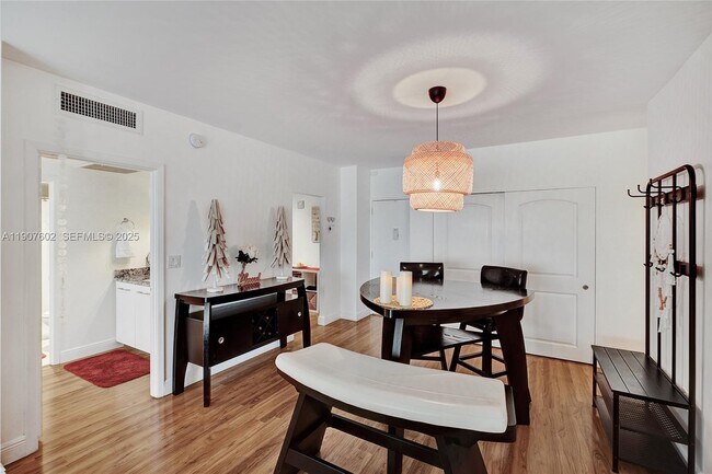 Building Photo - 500 Bayview Dr