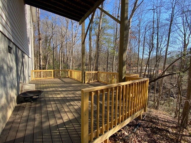 Building Photo - South AVL - Three Bedroom home with Wooded...