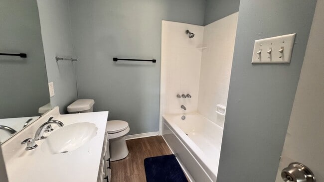 Building Photo - Three Bedroom Cozy Home Recently Remodeled!