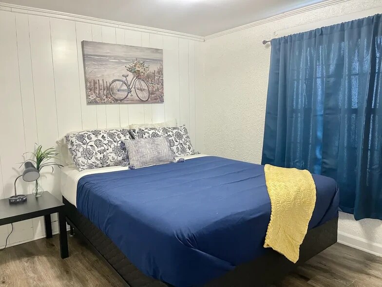 Bedroom 1 with queen bed - 4946 Camden St