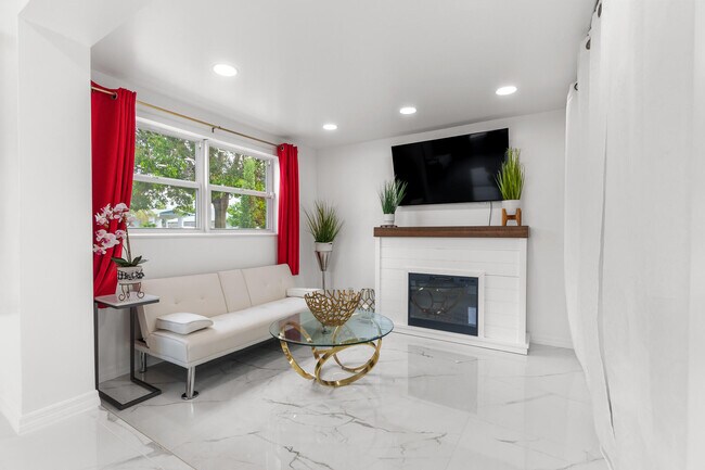 Building Photo - 201 NE 28th Ct