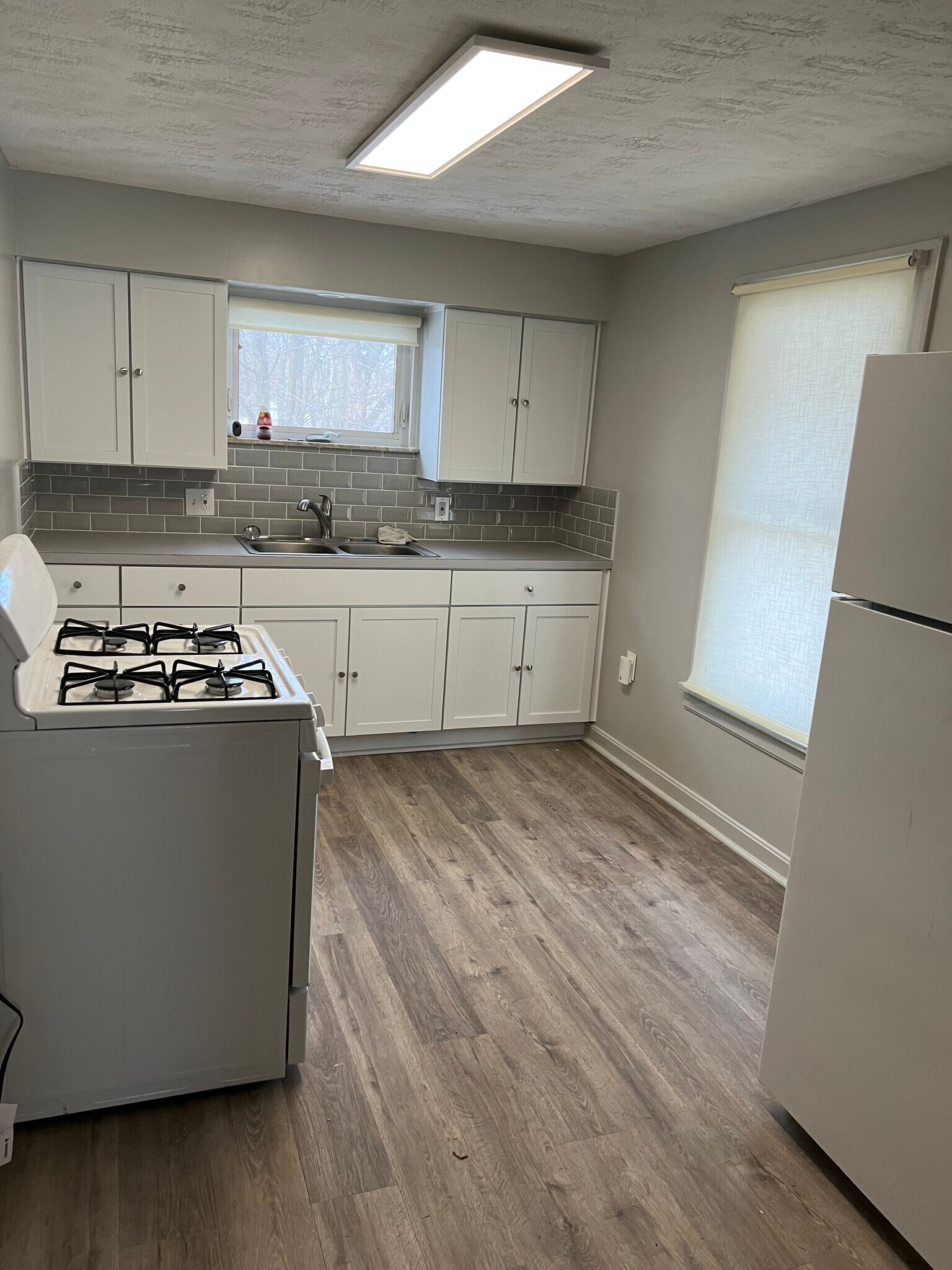 Kitchen - 861 W Wilbeth Rd