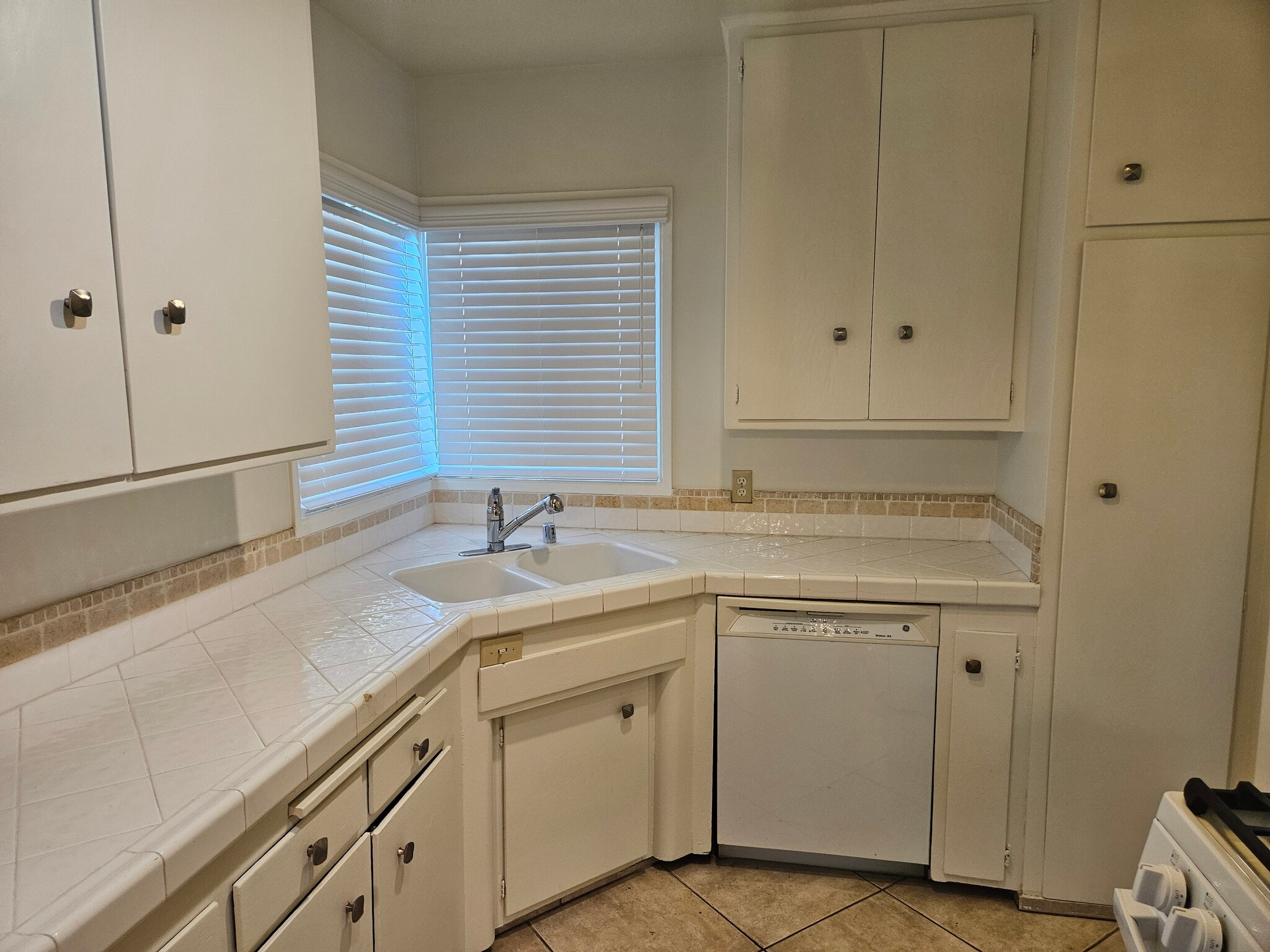 Building Photo - 9966 Glencrest Cir