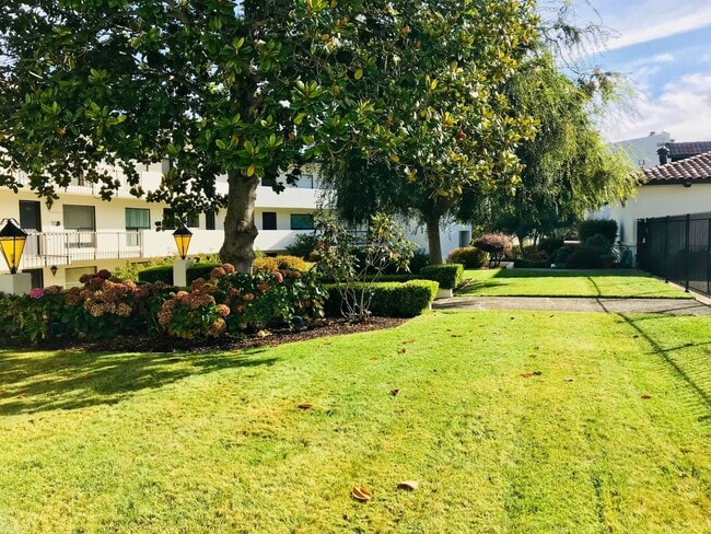 Building Photo - 2bd/1bath Condo at OceanForest Complex in Monterey