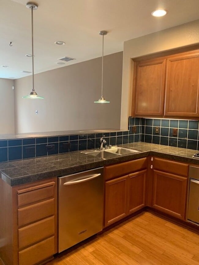 Building Photo - GORGEOUS MODERN 3BR 3BA TOWNHOUSE IN BEAUT...