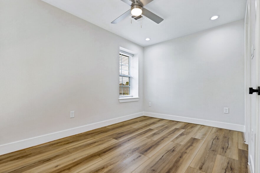 Building Photo - 501 N 67th St