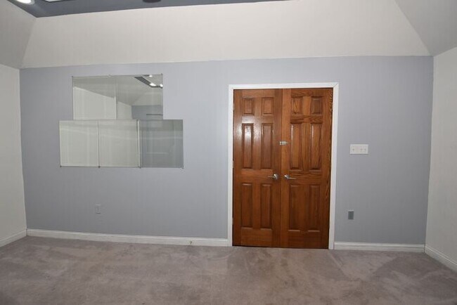 Building Photo - Mishawaka 4 bedroom with a Primary suite a...