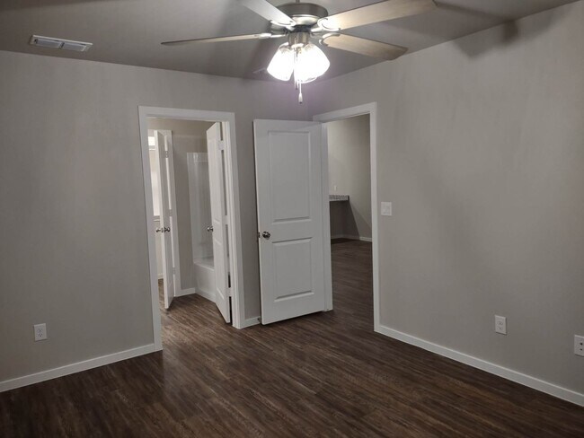 Building Photo - 2121 N Jayton Ave