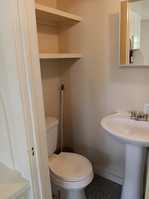 Building Photo - 112 E Nelson St