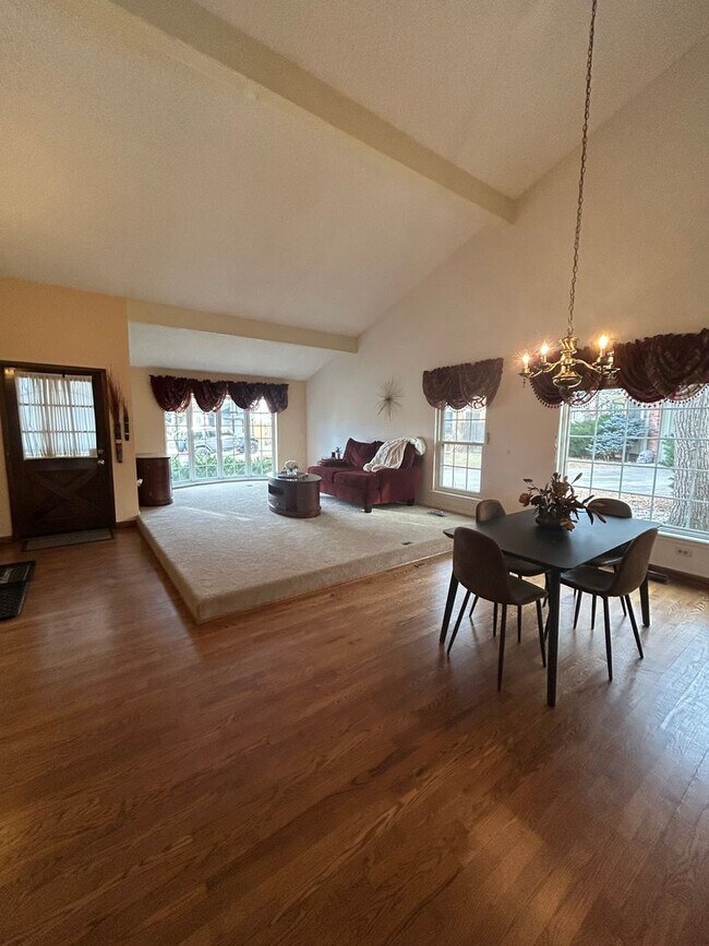 Building Photo - 5 BR/3 1/2 BA in the Desirable Meadowglen Community!!