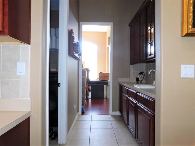 Building Photo - 2051 Autumn View Dr