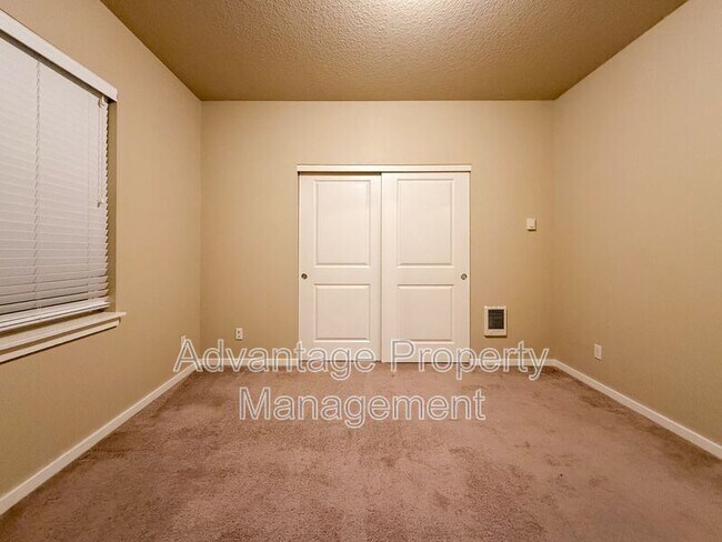 Building Photo - 523 Catron St N