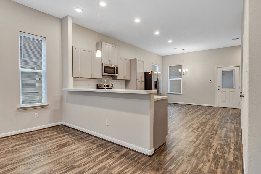 Building Photo - 21 Latham