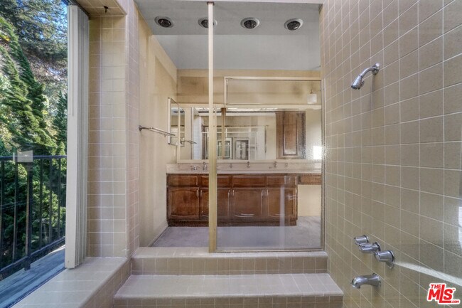 Building Photo - 364 Pershing Dr