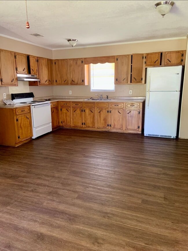 Building Photo - 3 Bed/1.5 Bath House