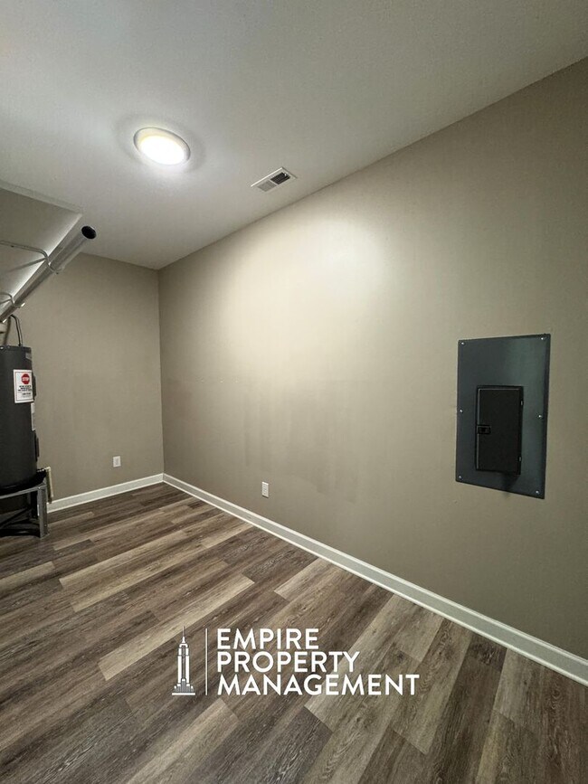 Building Photo - 216 Fern Bank Dr