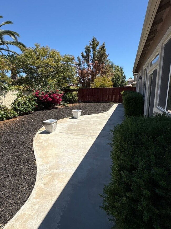 Building Photo - Beautiful charming single story home