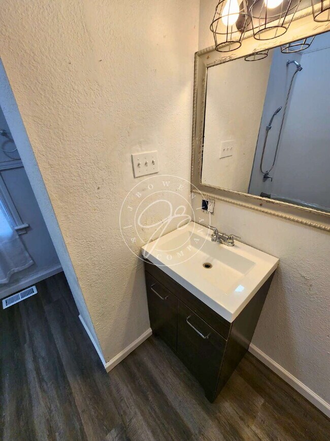 Building Photo - Spacious 2 bedroom main floor duplex! Tons of character! Convenient location!