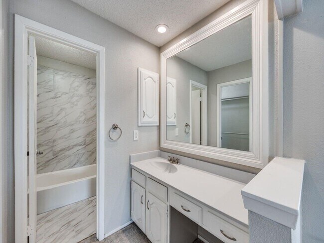 Building Photo - 2623 Summertree Dr