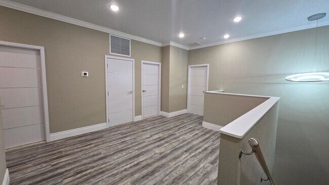 Building Photo - Beautiful and Modern 4 bed 3.5 Bath Townho...