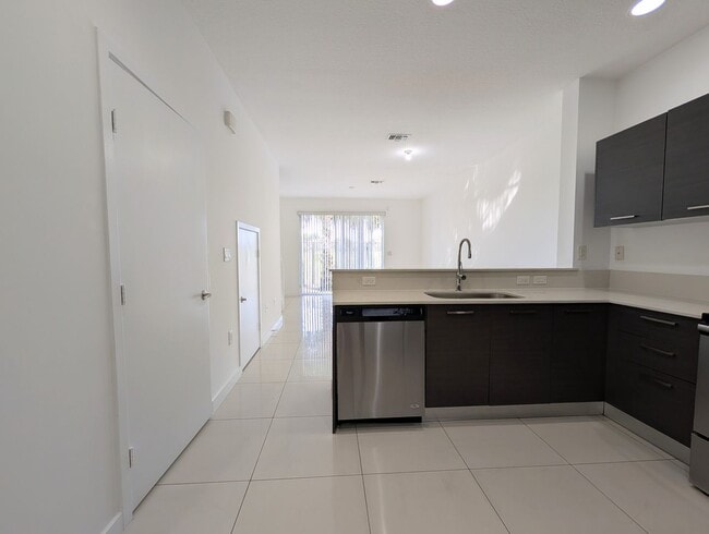 Building Photo - Gorgeous 2BR/2.5BA Townhouse in Gated Community – Lauderhill