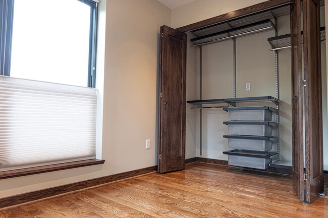 Building Photo - 4 bed / 4.5 bath flat in South Plaza overlooking UMKC and Brookside Blvd