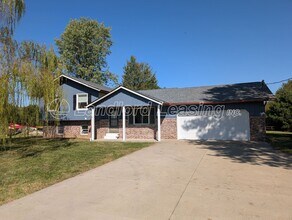 Building Photo - Spacious 4-Bedroom Home with Scenic Views ...